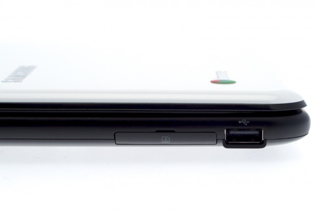 Geschlossene Klappe auf der rechten Seite. Nur dieser USB-Port bleibt frei zugänglich.