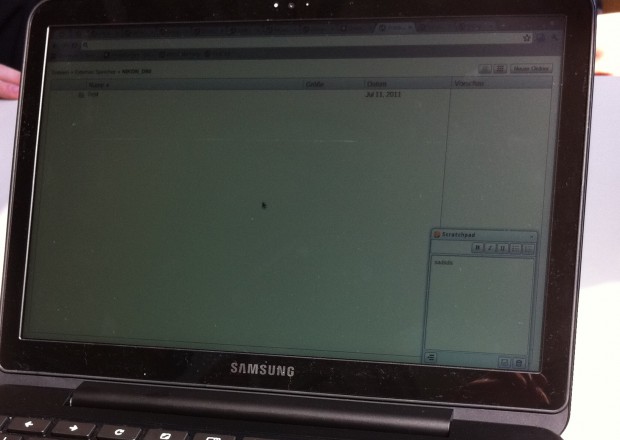 Chromebook mit abgeschalteter Displaybeleuchtung. Wenn die Sonne im richtigen Winkel das Display trifft, lässt sich trotzdem weiterarbeiten.