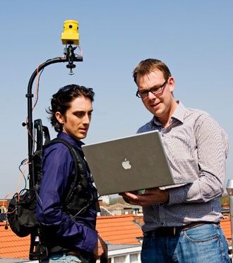 Yellowbird-Kamera mit den Gründern (Bild: Yellowbird)