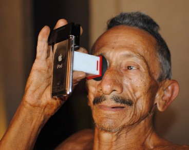 Ein Patient in Brasilien prüft sein Auge. (Foto: Erick Passos)