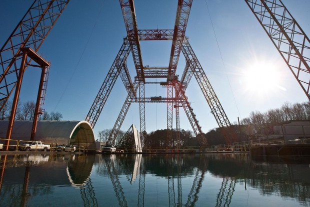 Die Kranbrücke wirft die Kapsel ins Wasser (Foto: Nasa)