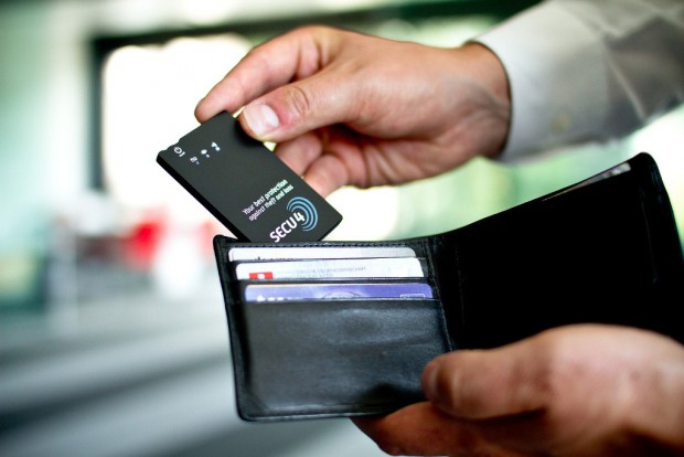 Secu4bags - der Bluetooth-Sender ähnelt einer Kreditkarte, ist aber deutlich dicker. (Bild: Secu4)