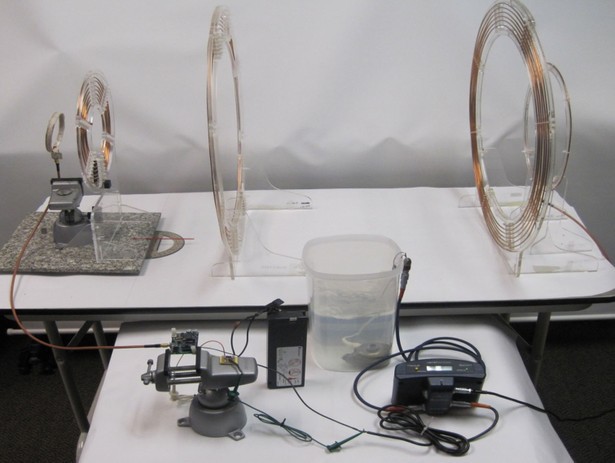 Versuchsaufbau mit Spulen und einer Pumpe (Foto: University of Washington)