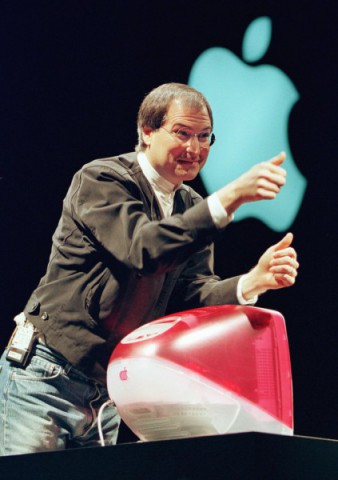 Steve Jobs mit einem iMac auf der Macworld Expo 05 in San Francisco (Foto: John G. Mabanglo/AFP/Getty Images)