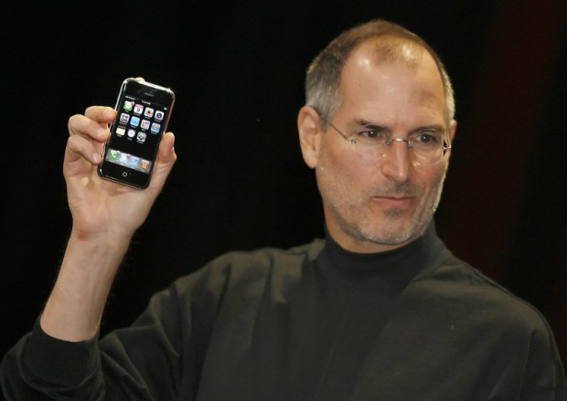 Steve Jobs 2007 mit dem iPhone (Foto: Tony Avelar/Getty Images)
