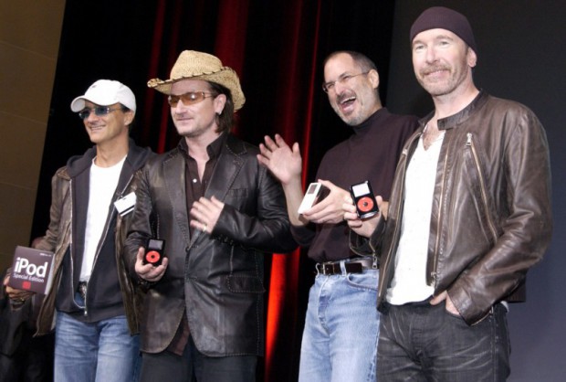 Steve Jobs 2004 mit Bono und The Edge von U2 (Foto: Tim Mosenfelder/Getty Images)