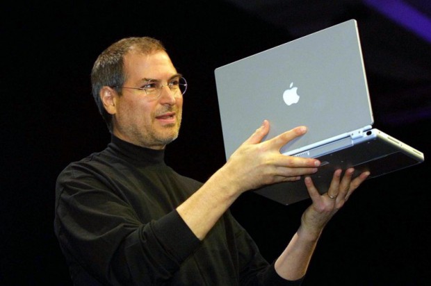 Jobs präsentiert das Titanium G4 Powerbook mit 15,2-Zoll-Display im Jahr 2001. (Foto: John G. Mabanglo/AFP/Getty Images)