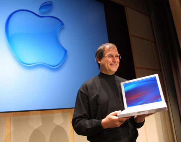 Der Apple-Gründer 2001 mit dem damals neuen iBook (Foto: John G. Mabanglo/AFP/Getty Images)