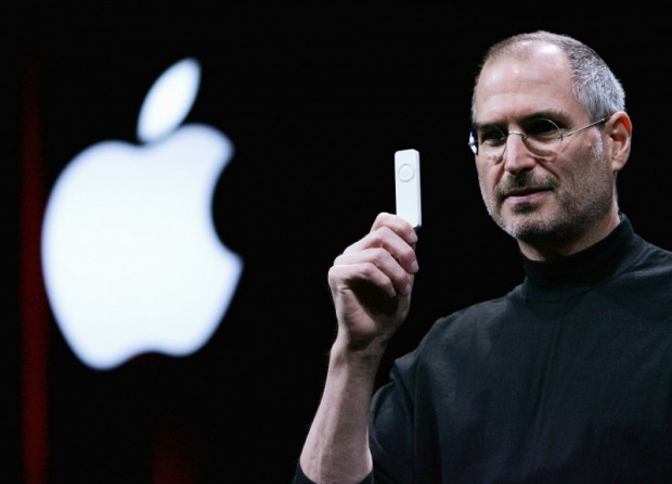Jobs mit dem iPod shuffle 2005 (Foto: Justin Sullivan/Getty Images)