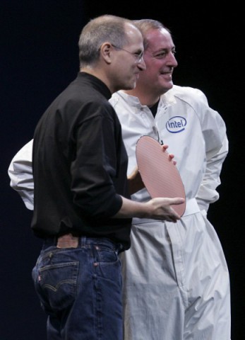 Der Wechsel zu Intel: Jobs und Intel-Chef Paul Otellini (r.) 2006 (Foto: Justin Sullivan/Getty Images)