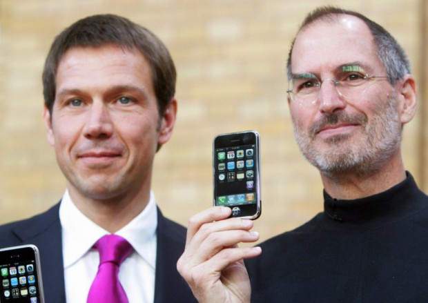 Steve Jobs in Berlin: Vorstellung des iPhone zusammen mit Telekom-Chef René Obermann im Jahr 2007 (Foto: John MacDougall/AFP/Getty Images)