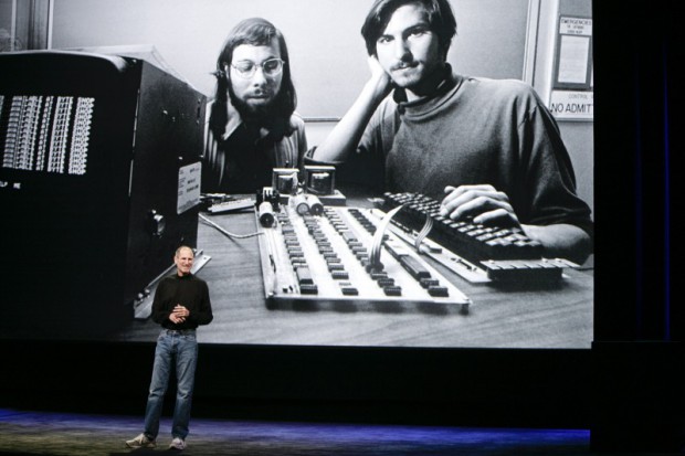 Rückschau bei der Vorstellung des iPad: die Apple-Gründer Steve Jobs und Steve Wozniak im Hintergrund (Foto: Ryan Anson/AFP/Getty Images)