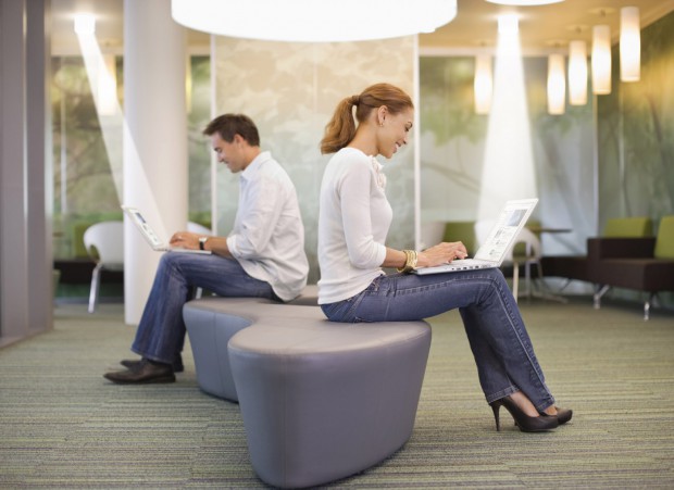 Künftig werden Daten mit Decken-LEDs auf den Laptop übertragen.