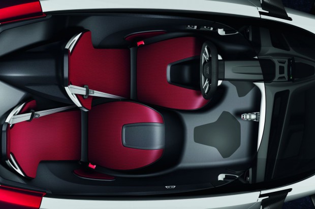 Die Insassen sitzen nicht nebeneinander, sondern leicht versetzt. (Bild: Audi)