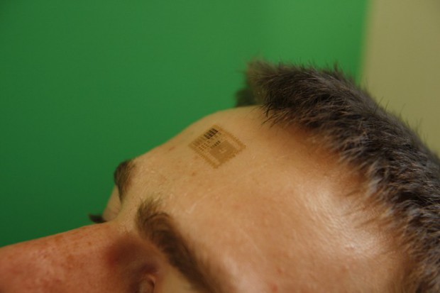 Er wird auf die Haut aufgeklebt,... (Foto: John Rogers)