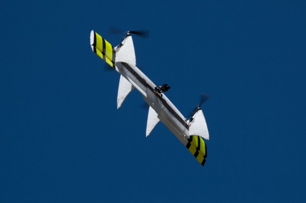 Der Quadrocopter startet und landet senkrecht. Fliegen soll er aber waagerecht wie ein Flugzeug. (Foto: Quadshot)