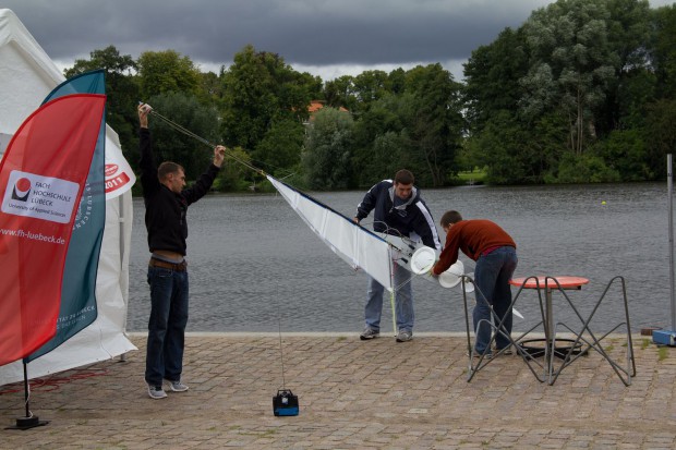 ... und lässt es zu Wasser. In der Mitte Matthew Harmon. (Foto: Werner Pluta/Golem.de)