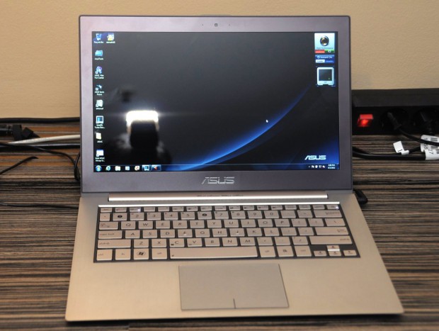 Chiclet-Tastatur und großes Touchpad