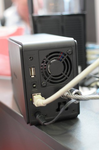 Auf der Rückseite lässt sich ein weiteres USB-Speichermedium anschließen.