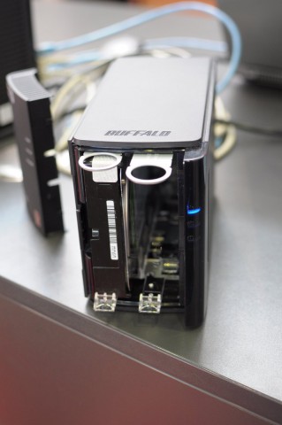 Festplatten lassen sich leicht entnehmen.