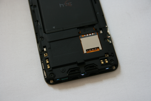 HTC Titan mit abgenommenem Akkudeclel (Quelle: Golem.de)