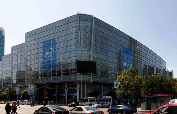 Dekoriert ist das Moscone schon, nur das Konferenzprogramm auf den Bildschirmen fehlt noch.