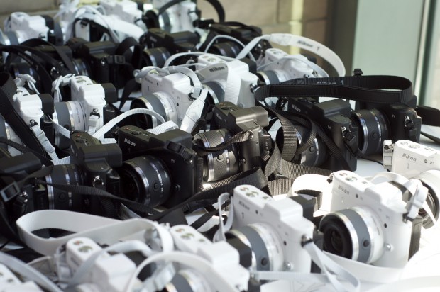 Nikon 1 V1. Der Kamerahersteller hatte genug Modelle zum Ausprobieren da.