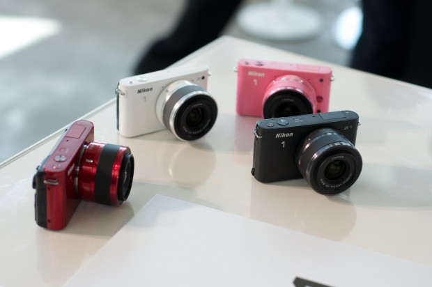 Das günstigere Modell J1. Es ist etwas kleiner und hat keinen Sucher.