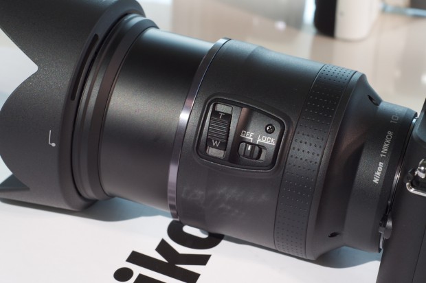 Gezoomt wird per Motor. Auch dieses Objektiv muss erst einmal herausfahren. Ein Sperrschalter kann das Hereinfahren aber verhindern, ...