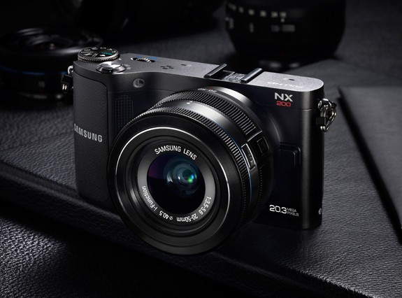 Samsung NX200 (Bild: Samsung)