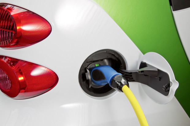 Anstelle von Benzin wird ein Ladekabel benötigt. (Bild: Daimler)