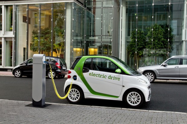 Eine Ladestation ist keine Pflicht, lädt den Smart Fortwo Electric Drive aber in einer Stunde auf. (Bild: Daimler)