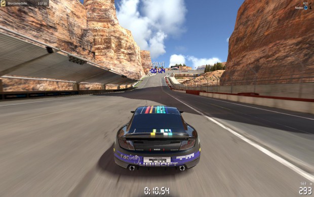 Schicke Rennaction in Wüstenlandschaft