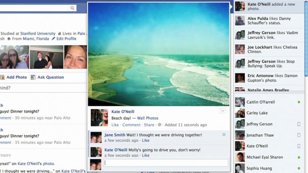 Der Ticker oben rechts zeigt, was gerade in den Newsfeeds der eigenen Kontakte passiert und erlaubt es, sofort darauf zu reagieren. (Bild: Facebook)