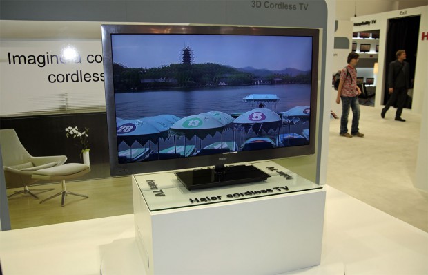 Haier Cordless TV - auch der Strom wird ohne Kabel übertragen. (Bild: Christian Klaß)