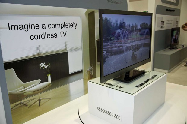 Haier Cordless TV - auch der Strom wird ohne Kabel übertragen. (Bild: Christian Klaß)