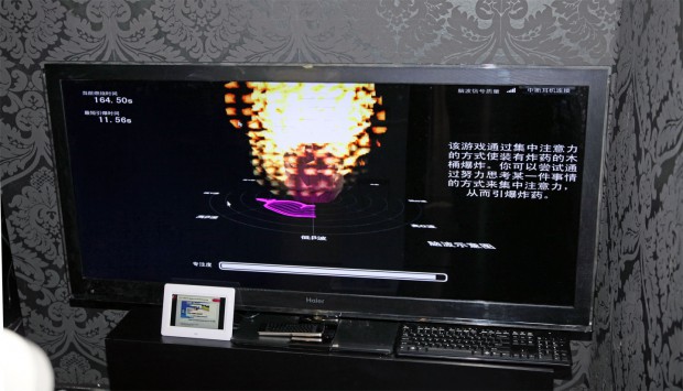 Haier Brain Wave TV - der Hersteller will mit seinem Partner Neurosky mehr erreichen als virtuelle Tonnen zum Explodieren zu bringen. (Bild: Christian Klaß)