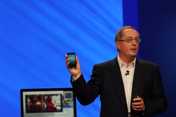 Intel-Chef Paul Otellini präsentiert Intels Android-Smartphone. (Bild: Nico Ernst/Golem.de)