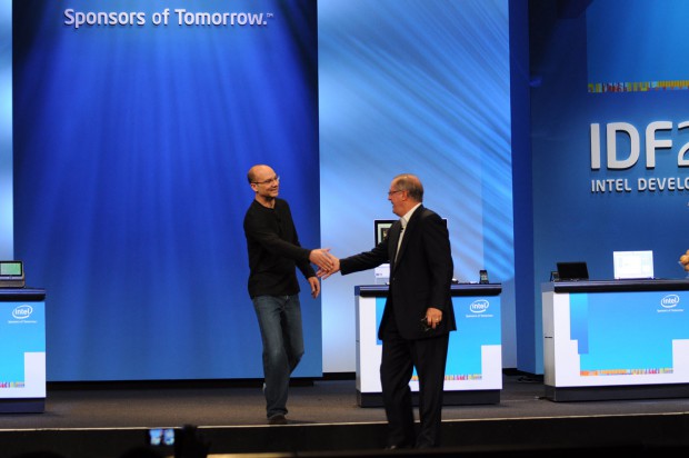 Intel-Chef Paul Otellini und Googles Vize-Chef Andy Rubin gemeinsam auf der Bühne (Bild: Nico Ernst/Golem.de)