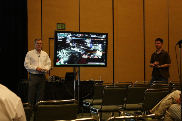 Chris Saleski (Intel) und Kelly Dickinson (Perfect World) bei ihrer SSD-Gaming-Präsentation auf dem IDF 2011 (Bild: Roland Austinant/PCGH)