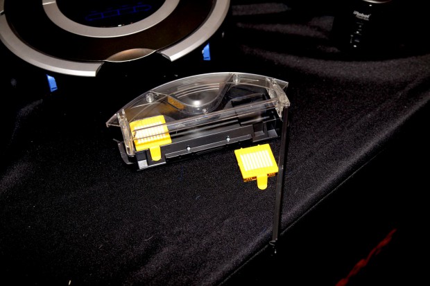 Die beiden gelben Hepa-Filter sollen verhindern, dass Staub aus dem Auffangbehälter entweicht. (Foto: Christian Klaß)