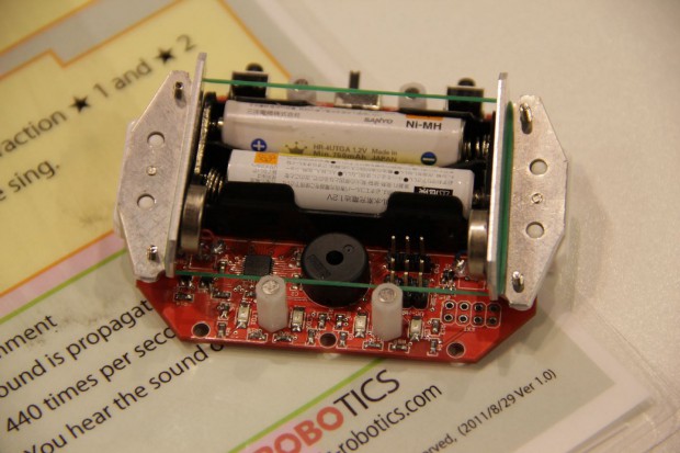 Blick unter den Panzer: außen die Halterungen für die Bürsten und die Motoren (Foto: Werner Pluta)