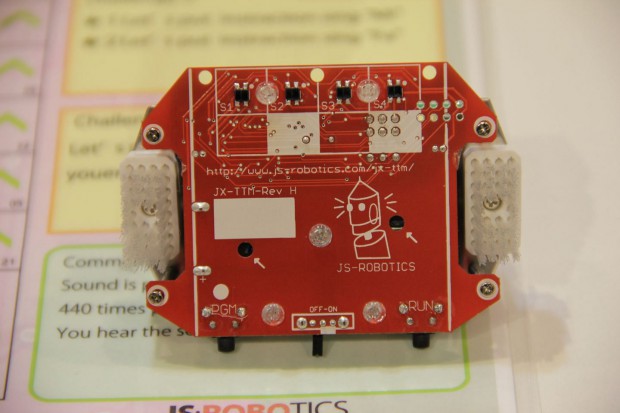 Unterseite: Die vier Quadrate oben sind die Sensoren. (Foto: Werner Pluta)