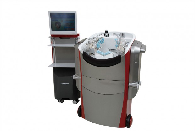 Der verbesserte Haarwaschroboter kann Spülung einmassieren und Haare trocknen. (Foto: Panasonic)