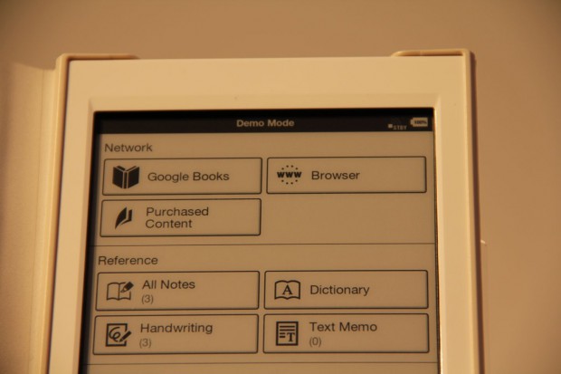 Der Ger&auml;t hat WLAN, so dass der Nutzer online B&uuml;cher kaufen, surfen ... (Foto: Werner Pluta/Golem.de)