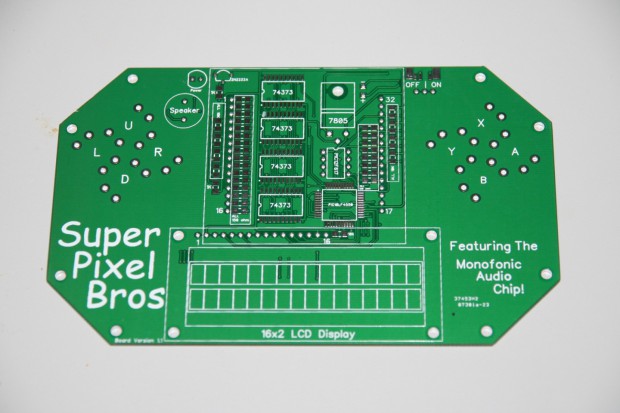 Die unbestückte Platine des Super-Pixel-Bros-Spielehandhelds (Bild: Brad Slattery)