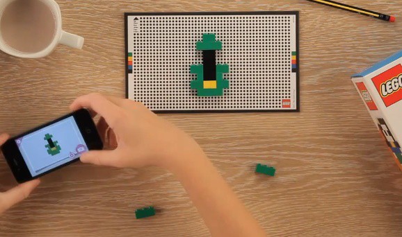 Die gebauten Figuren werden mit dem iPhone fotografiert. (Bild: Lego)