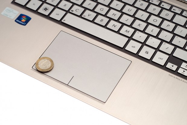 Das Touchpad ist fast zu groß. Mitunter kommt der Anwender versehentlich mit dem Handballen auf das Touchpad.