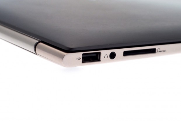 Auf der linken Seite gibt es USB 2.0, Kopfhörerausgang und einen SD-Kartenleser.