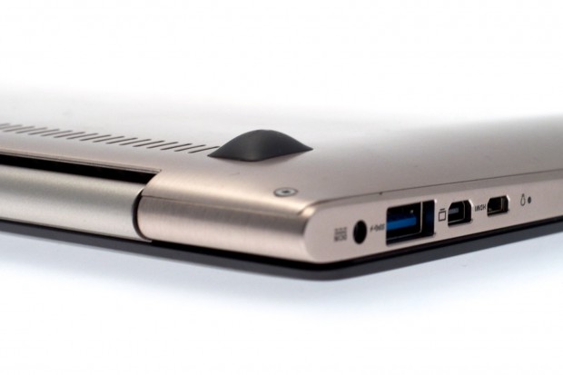 ... mit dicken Gummifüßen. Das Notebook ist dafür sehr leise.